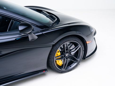 Used 2019 McLaren 570S Spider image 21