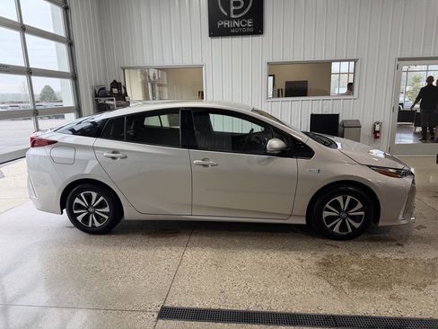 Used 2017 Toyota Prius Prime Plus FWD image 4