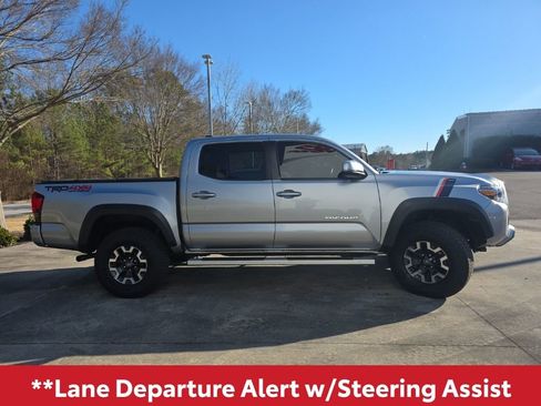 Used 2019 Toyota Tacoma TRD Off-Road w/ Technology Package image 9