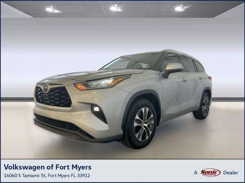 Used 2020 Toyota Highlander XLE image 1