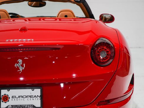 Used 2015 Ferrari California T RWD image 36