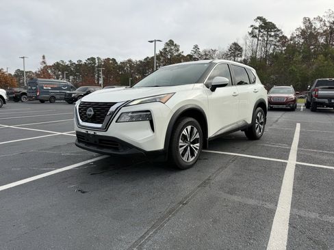 Used 2023 Nissan Rogue SV image 3