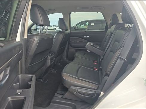 Used 2023 Nissan Pathfinder SL w/ Black Appearance Package AWD/4WD image 9