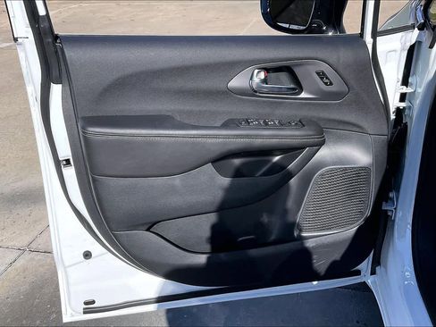 New 2026 Chrysler Pacifica Select image 10