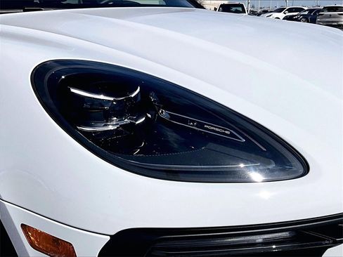 Certified 2025 Porsche Macan image 12