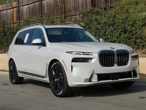 Used 2024 BMW X7 xDrive40i w/ Premium Package image 2