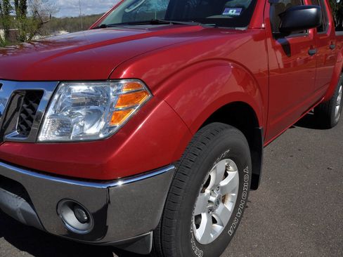 Used 2011 Nissan Frontier SV image 3