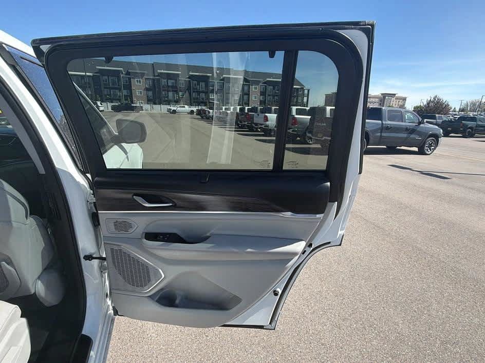 Used 2023 Jeep Grand Cherokee L Overland w/ Advanced Protech Group III AWD/4WD image 29