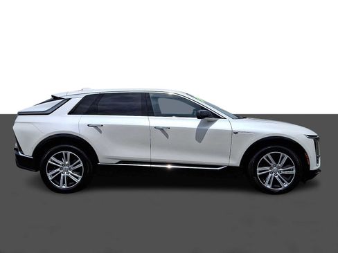 Used 2024 Cadillac Lyriq Tech w/ Driver Assist Package AWD/4WD image 7