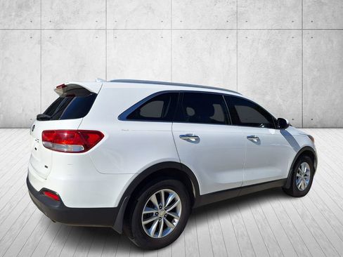 Used 2016 Kia Sorento LX w/ LX Convenience Package image 4