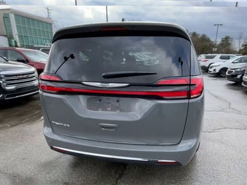 Used 2025 Chrysler Pacifica Select image 9