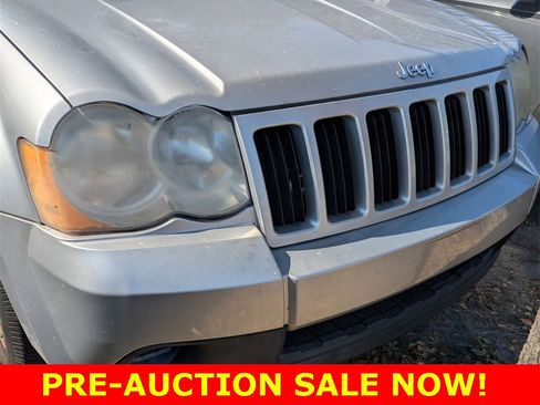 Used 2010 Jeep Grand Cherokee Laredo image 2