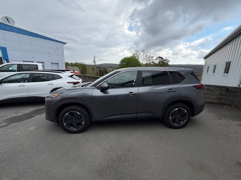 Used 2024 Nissan Rogue SV AWD/4WD image 2