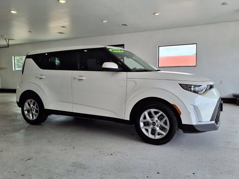 Used 2024 Kia Soul LX w/ Option Group 015 FWD image 3