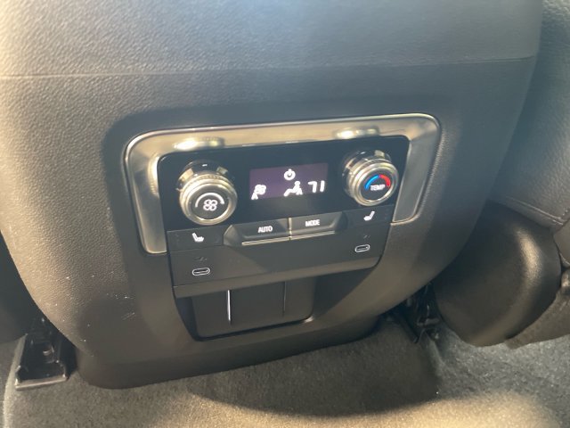 Used 2025 GMC Yukon XL Denali AWD/4WD image 17
