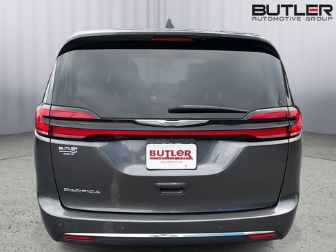 Used 2023 Chrysler Pacifica Touring-L FWD image 5
