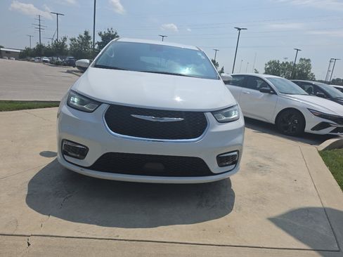 Used 2023 Chrysler Pacifica Touring-L FWD image 2