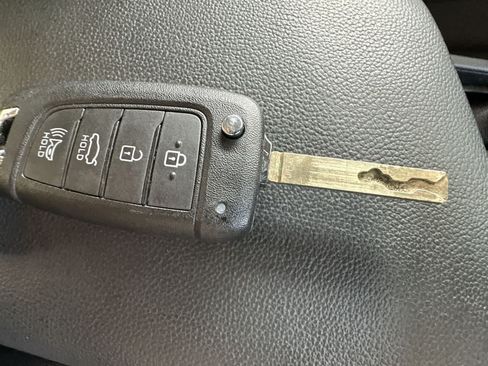 Used 2026 Hyundai Elantra SE FWD image 28