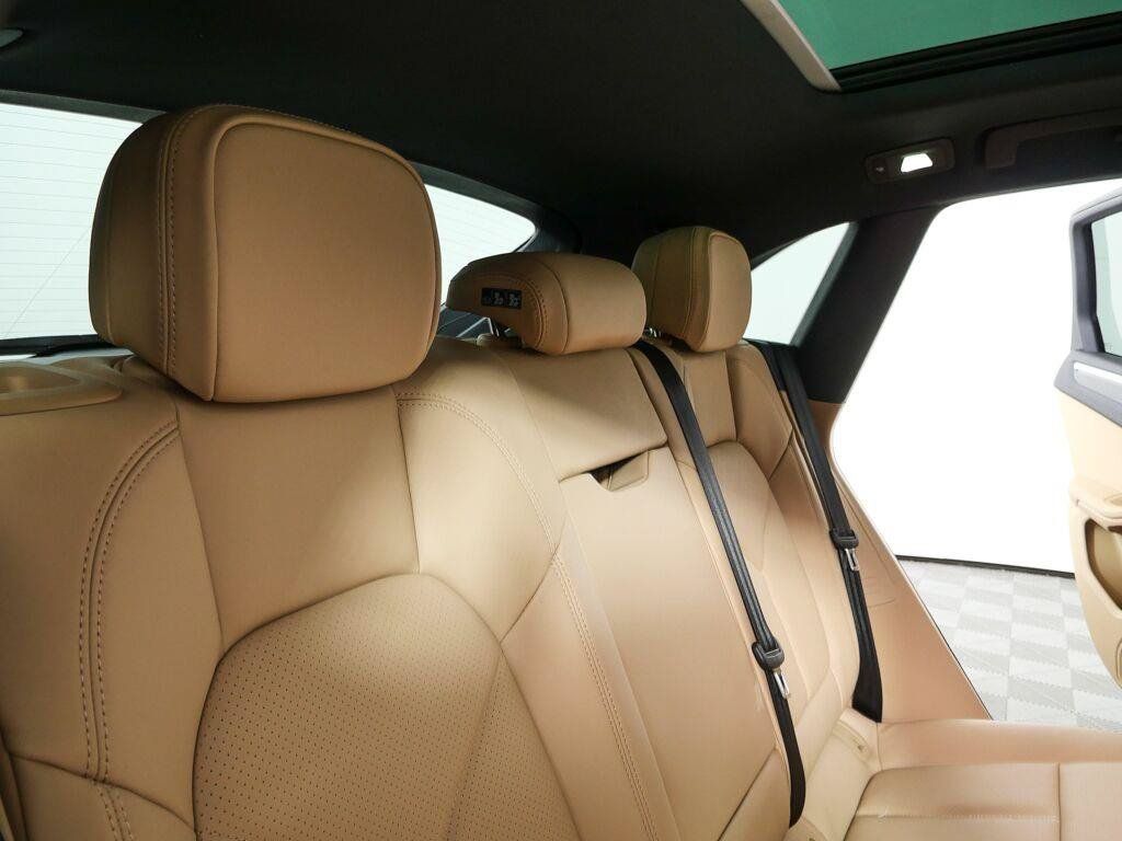 Certified 2026 Porsche Macan AWD/4WD image 23