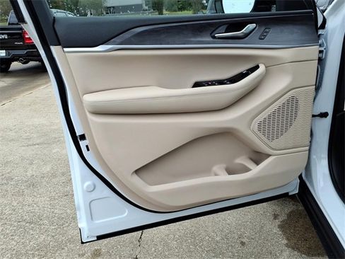 New 2025 Jeep Grand Cherokee L Limited image 21