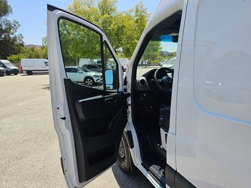 Used 2025 Mercedes-Benz Sprinter 2500 image 19