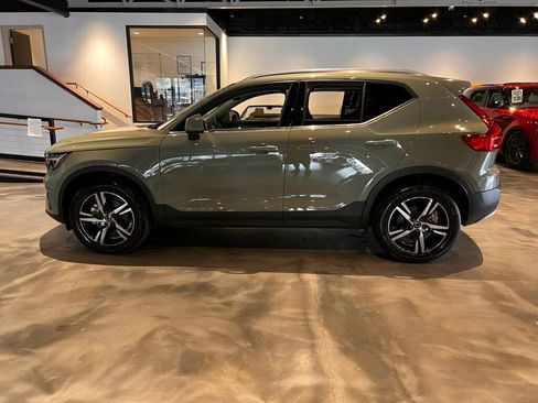 Used 2024 Volvo XC40 B5 Core image 2