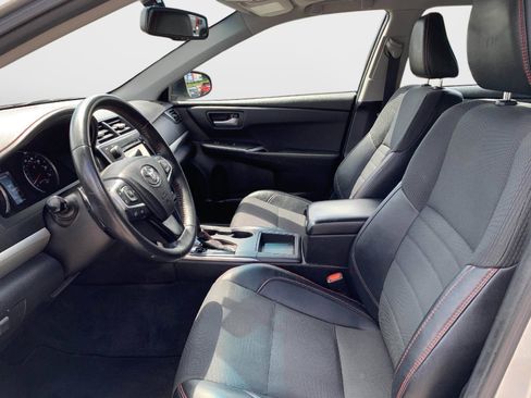 Used 2017 Toyota Camry SE w/ Moonroof Package FWD image 12
