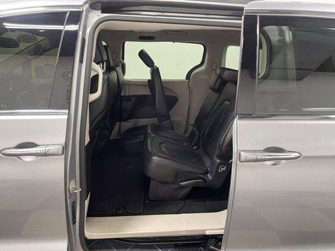 Used 2018 Chrysler Pacifica Touring-L FWD image 10