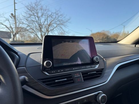 Used 2025 Nissan Altima 2.5 SV image 17