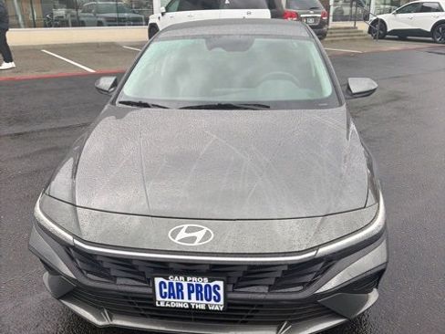Used 2025 Hyundai Elantra SE image 2
