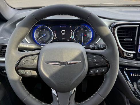 Used 2025 Chrysler Pacifica Limited FWD image 15