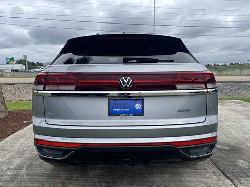 Used 2025 Volkswagen Atlas Cross Sport SE FWD image 6