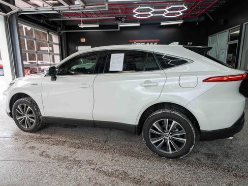 Used 2021 Toyota Venza LE image 2