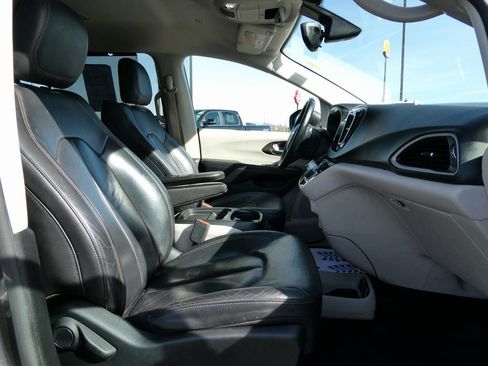 Used 2017 Chrysler Pacifica Touring-L image 13