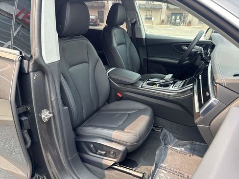Used 2023 Audi Q8 Premium Plus AWD/4WD image 31