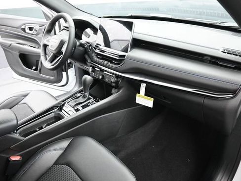 New 2026 Jeep Compass Latitude image 24