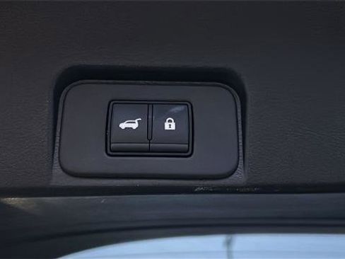 Certified 2025 Nissan Rogue SV image 28