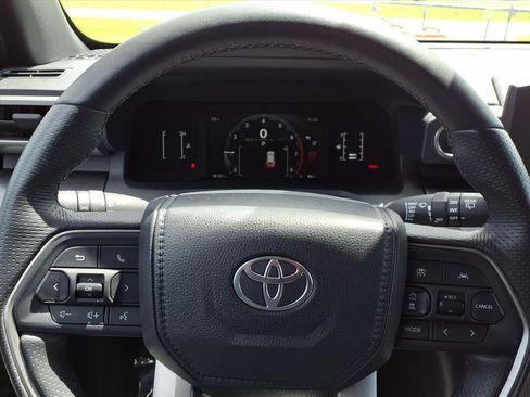 Used 2025 Toyota 4Runner SR5 AWD/4WD image 13