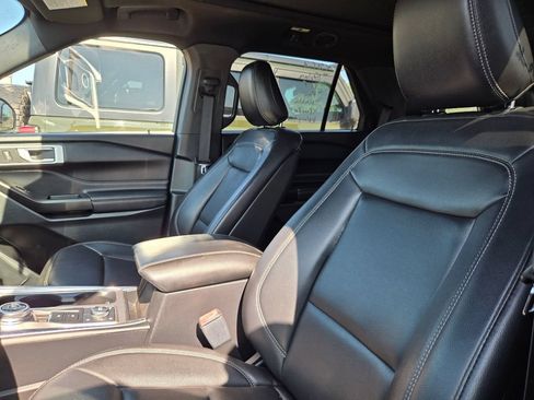 Used 2020 Ford Explorer XLT w/ Equipment Group 202A AWD/4WD image 7