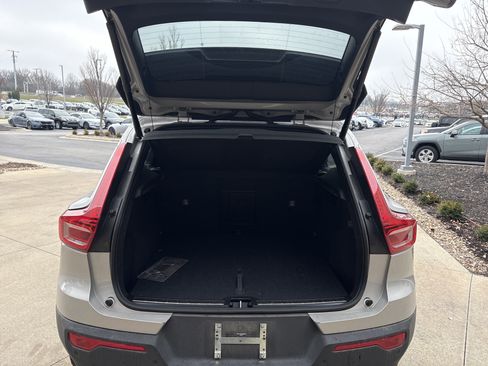 Used 2025 Volvo XC40 B5 Plus image 32