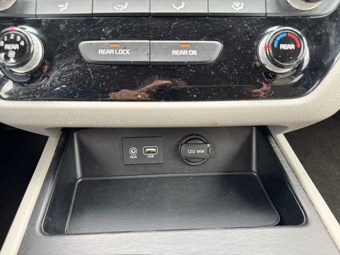 Used 2019 Kia Sedona L FWD image 48