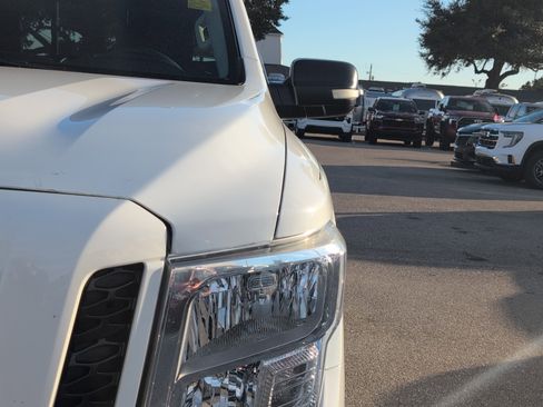 Used 2019 Nissan Titan SV image 12