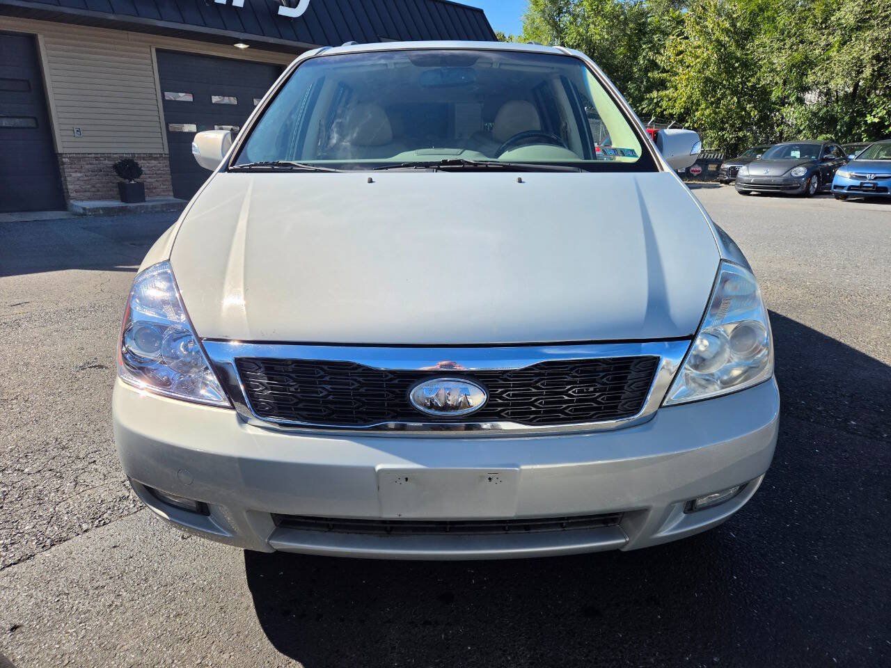 Used 2012 Kia Sedona EX w/ Luxury Pkg FWD image 2