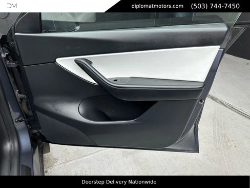 Used 2022 Tesla Model Y Long Range image 28