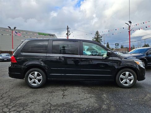 Used 2010 Volkswagen Routan SE image 2