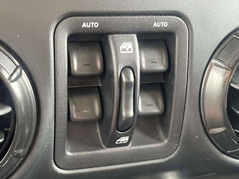 Used 2017 Jeep Wrangler Unlimited Sahara AWD/4WD image 16