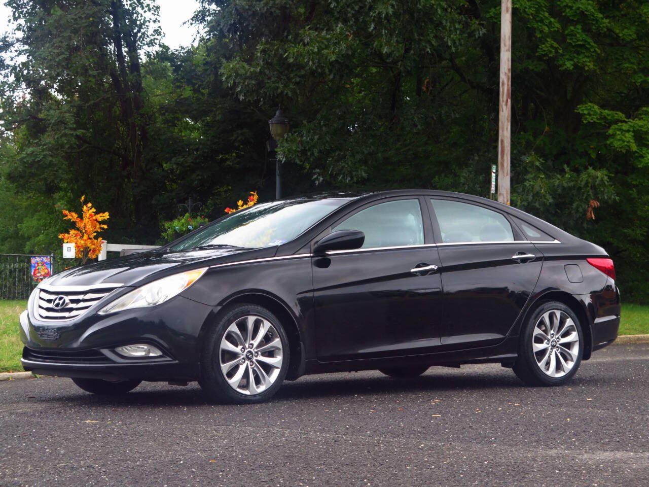 Used 2013 Hyundai Sonata SE FWD image 1