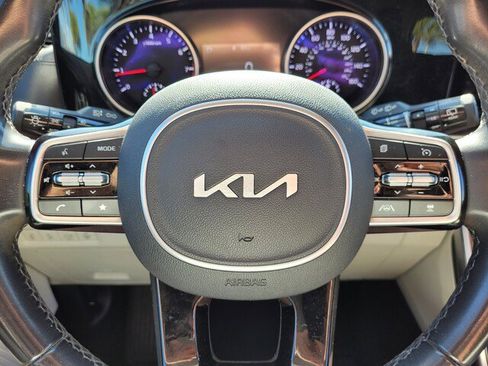 Used 2022 Kia Carnival SX image 36