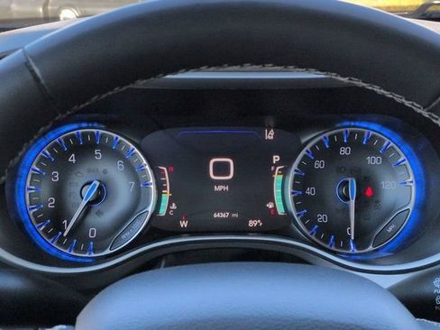Used 2023 Chrysler Pacifica Touring-L FWD image 25