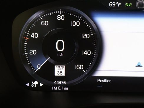 Used 2019 Volvo XC40 T5 R-Design image 17